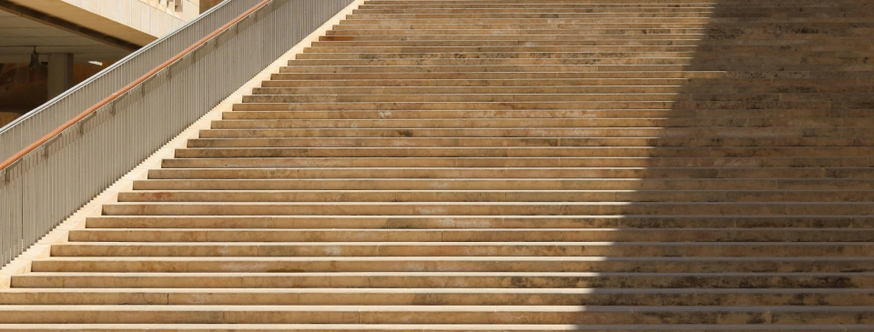 Escaleras infinitas cuesta arriba